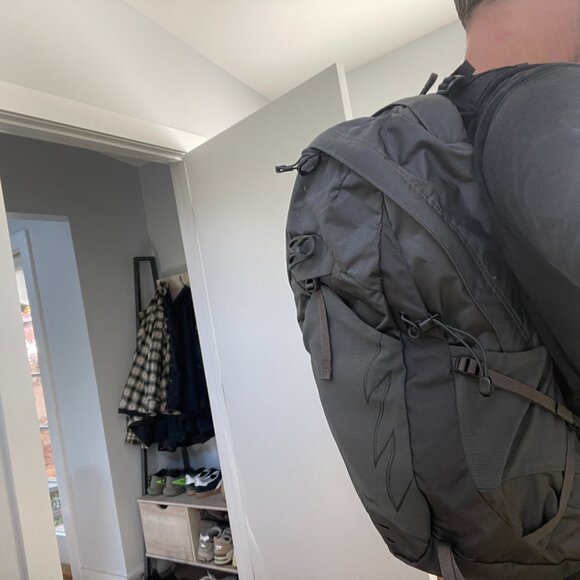 Osprey Talon 22L Men's Hiking Backpack with Hipbelt, Eclipse Grey, Large/X-Large - Picture 2 of 4